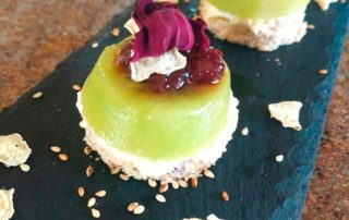 Montadito de kiwi con queso cremoso vegano