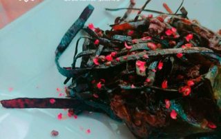 Espagueti de mar frita con pimienta rosa molida