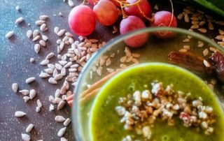 Batido verde con granola