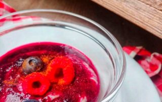 Crema de plátano y anacardos con frutos rojos