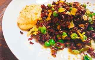 Arroz negro con alioli de zanahoria