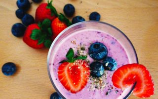 Batido de primavera con fresas y arándanos