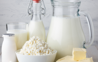 Diferentes alimentos lácteos sobre una mesa